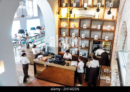 Cartagena Colombie, crêpes et gaufres, restaurant à l'intérieur de la caisse, femmes hispaniques serveurs employés vue de dessus Banque D'Images