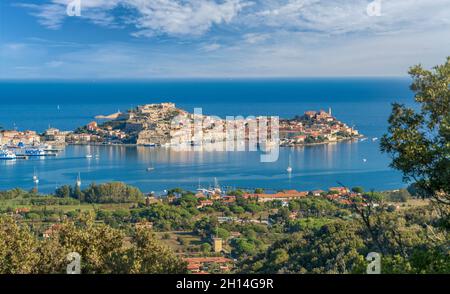 Paysage urbain et horizon de Portoferraio et sa célèbre forteresse, capitale de l'île d'Elbe, Archipel Toscan, Toscane, Italie Banque D'Images
