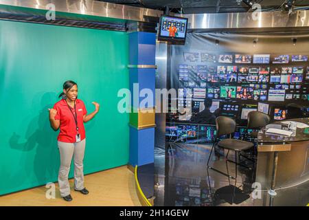 Atlanta Georgia, CNN Center Cable News Network, siège à l'intérieur, Studio Tour vert écran noir femme guide parlant expliquer Banque D'Images