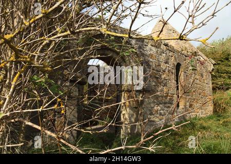 Chapelle mortuaire abandonnée sur Church Hill, Alnmouth, Northumberland, Royaume-Uni. Banque D'Images