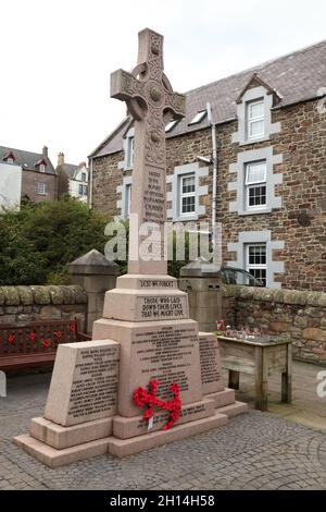 Mémorial de la première Guerre mondiale, Eyemouth, Berwickshire, Écosse, Royaume-Uni avec des noms parmi d'autres le Kings propre Scottish Borderers régiment. Banque D'Images