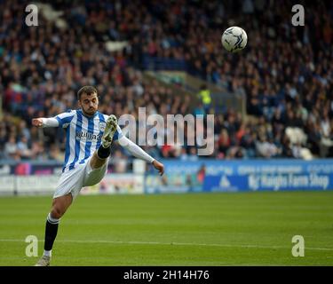 Huddersfield, Royaume-Uni.16 octobre 2021.Danel Sinani, de Huddersfield, libère le ballon à Huddersfield, au Royaume-Uni, le 10/16/2021.(Photo de Graham Crowther/News Images/Sipa USA) crédit: SIPA USA/Alay Live News Banque D'Images