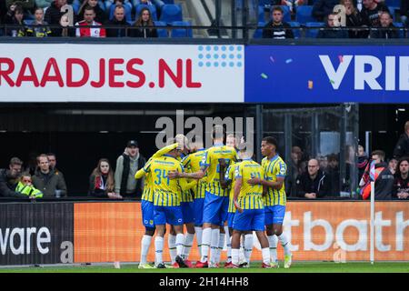 ROTTERDAM, PAYS-BAS - OCTOBRE 16 : Jens Odgaard de RKC Waalwijk célèbre après avoir marquant son premier but avec Luuk Wouters de RKC Waalwijk, Ahmed Touba de RKC Waalwijk et Melle Meulensteen de RKC Waalwijk, lors du match néerlandais entre Feyenoord et RKC de Waalwijk, le 16 octobre à KC Kualwijk, au KC Kualwijk.2021 à Rotterdam, pays-Bas (photo de Yannick Verhoeven/Orange Pictures) crédit: Orange pics BV/Alamy Live News Banque D'Images