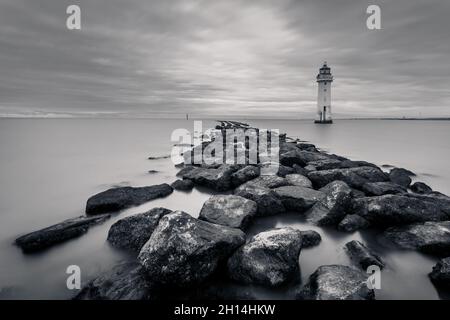 Phare de Perch Rock, New Brighton, Wirral - noir et blanc Banque D'Images