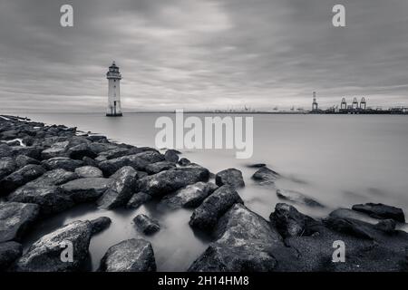 Phare de Perch Rock, New Brighton, Wirral - noir et blanc Banque D'Images