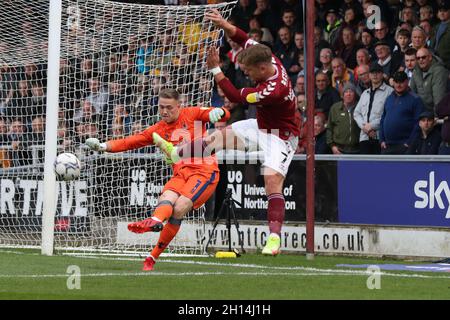 NORTHAMPTON, ROYAUME-UNI.16 OCTOBRE Sam Hoskins, de Northampton, remet en question le gardien de Mansfield, Nathan Bishop, lors de la première moitié du match Sky Bet League 2 entre Northampton Town et Mansfield Town au PTS Academy Stadium, Northampton, le samedi 16 octobre 2021.(Credit: John Cripps | MI News) Credit: MI News & Sport /Alay Live News Banque D'Images