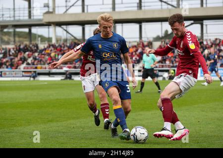 NORTHAMPTON, ROYAUME-UNI.LE 16 OCTOBRE, George Lapslie de Mansfield Town est défié par Paul Lewis de Northampton Town lors de la première moitié du match Sky Bet League 2 entre Northampton Town et Mansfield Town au PTS Academy Stadium, Northampton, le samedi 16 octobre 2021.(Credit: John Cripps | MI News) Credit: MI News & Sport /Alay Live News Banque D'Images