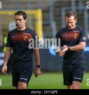 Bruxelles, Belgique.16 octobre 2021.BRUSSEL, BELGIQUE - OCTOBRE 16: arbitre adjoint Mathias Hillaert, arbitre Nathan Verboomen lors du match Jupiler Pro League entre Royale Union Saint Gilliose et RFC Seraing chez Joseph Marienstadion le 16 octobre 2021 à Brussel, Belgique (photo de Perry van de Leuvert/Orange Pictures) crédit: Orange pics BV/RFC Live News Banque D'Images