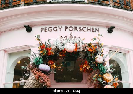 Peggy Porschen Cakes, une boulangerie chic et une boutique de gâteaux de tasse sur Ebury Street, Belgravia, Londres, Royaume-Uni 2021 - décoration de porte sur le thème de l'automne Banque D'Images