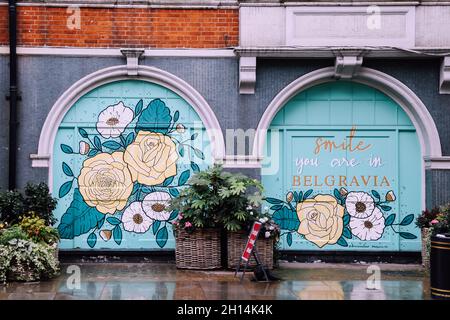 Flowers Street art, « Smile you are in Belgravia » Elizabeth Street Belgravia Londres, octobre 2021 Banque D'Images