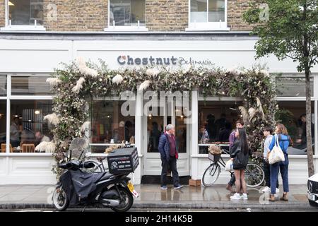 Boulangerie aux châtaignes Belgravia, vente de pain, pâtisseries et desserts sur Elizabeth Street, Londres, octobre 2021 Banque D'Images