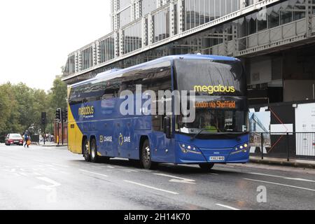 Un autocar de Megabus en direction de Londres via Sheffield, Elizabeth Bridge, Londres, octobre 2021 Banque D'Images