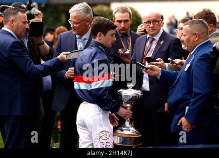 Jockey Oisin Murphy célèbre après avoir été couronné Champion Flat Jockey 2021 lors de la Journée des champions britanniques Qipco à l'hippodrome d'Ascot.Date de la photo: Samedi 16 octobre 2021. Banque D'Images