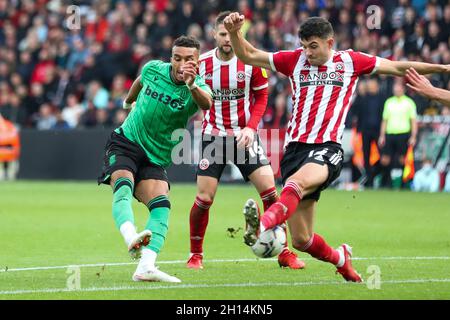 Jacob Brown, de stoke City, marque le premier but lors du match du championnat Sky Bet à Bramall Lane, Sheffield.Date de la photo: Samedi 16 octobre 2021. Banque D'Images