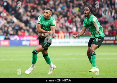 Jacob Brown (au centre) de Stoke City célèbre le but d'ouverture lors du match du championnat Sky Bet à Bramall Lane, Sheffield.Date de la photo: Samedi 16 octobre 2021. Banque D'Images