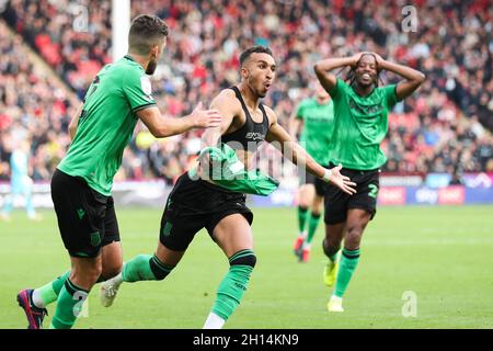 Jacob Brown (au centre) de Stoke City célèbre le but d'ouverture lors du match du championnat Sky Bet à Bramall Lane, Sheffield.Date de la photo: Samedi 16 octobre 2021. Banque D'Images