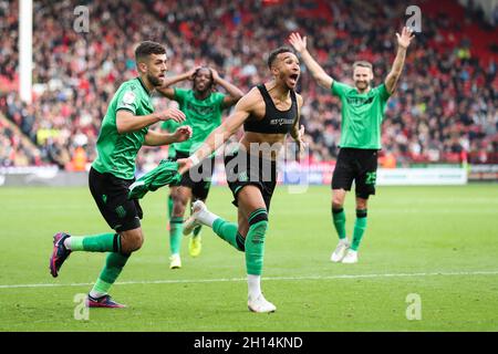 Jacob Brown (au centre) de Stoke City célèbre le but d'ouverture lors du match du championnat Sky Bet à Bramall Lane, Sheffield.Date de la photo: Samedi 16 octobre 2021. Banque D'Images