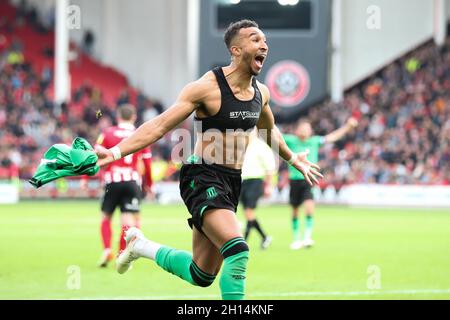 Jacob Brown (au centre) de Stoke City célèbre le but d'ouverture lors du match du championnat Sky Bet à Bramall Lane, Sheffield.Date de la photo: Samedi 16 octobre 2021. Banque D'Images