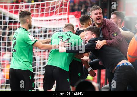 Jacob Brown (au centre) de Stoke City célèbre avec ses fans après avoir obtenu le but d'ouverture lors du match du championnat Sky Bet à Bramall Lane, Sheffield.Date de la photo: Samedi 16 octobre 2021. Banque D'Images