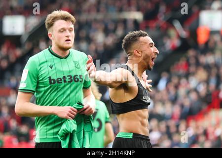 Jacob Brown (au centre) de Stoke City célèbre le premier but de son côté lors du match du championnat Sky Bet à Bramall Lane, Sheffield.Date de la photo: Samedi 16 octobre 2021. Banque D'Images