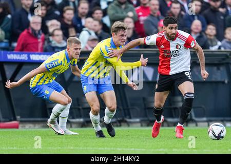 ROTTERDAM, PAYS-BAS - OCTOBRE 16: Dario van den Buijs de RKC Waalwijk, Luuk Wouters et Alireza Jahanbakhsh de Feyenoord Rotterdam pendant le match néerlandais Eredivisiie entre Feyenoord et RKC Waalwijk à de Kuip le 16 octobre 2021 à Rotterdam, pays-Bas (photo de Yannick Verhoord/Orange Pictures) crédit:Orange pics BV/Alay Live News Banque D'Images