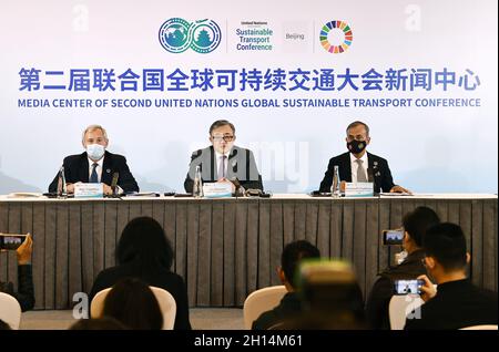 Pékin, Chine.16 octobre 2021.Une conférence de presse sur la clôture de la deuxième Conférence mondiale des Nations Unies sur le transport durable se tient à Beijing, capitale de la Chine, le 16 octobre 2021.Credit: Li He/Xinhua/Alay Live News Banque D'Images