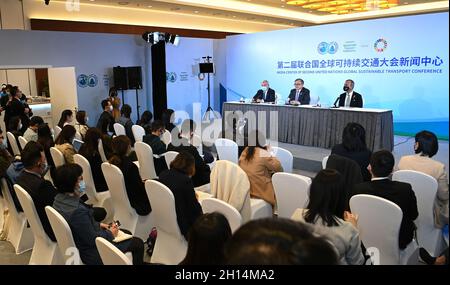 Pékin, Chine.16 octobre 2021.Une conférence de presse sur la clôture de la deuxième Conférence mondiale des Nations Unies sur le transport durable se tient à Beijing, capitale de la Chine, le 16 octobre 2021.Credit: Li He/Xinhua/Alay Live News Banque D'Images