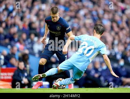 Johann Berg Gudmundsson (à gauche) de Burnley et Bernardo Silva de Manchester City se battent pour le ballon lors du match de la Premier League au Etihad Stadium de Manchester.Date de la photo: Samedi 16 octobre 2021. Banque D'Images