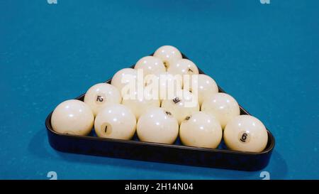 Boules de billard sur une pyramide de fond de table de billard.Jeu biiliard russe. Banque D'Images