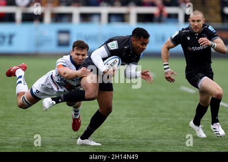 George Wacokecoke de Newcastle Falcons est attaqué par Sam Jeffries de Bristol Bears lors du match Gallagher Premiership à Kingston Park, Newcastle upon Tyne.Date de la photo: Samedi 16 octobre 2021. Banque D'Images