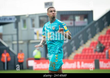 Exeter, Royaume-Uni.16 octobre 2021.Courtney Baker-Richardson, du comté de Newport, célèbre après avoir mis ses équipes en deuxième position.EFL Skybet football League Two Match, Exeter City v Newport County au St.James Park à Exeter, Devon, le samedi 16 octobre 2021. Cette image ne peut être utilisée qu'à des fins éditoriales.Utilisation éditoriale uniquement, licence requise pour une utilisation commerciale.Aucune utilisation dans les Paris, les jeux ou les publications d'un seul club/ligue/joueur. photo par crédit : Andrew Orchard sports photographie/Alay Live News Banque D'Images