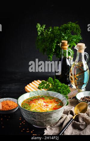 Soupe de poulet aux lentilles rouges et paprika.Cuisine méditerranéenne traditionnelle.Une alimentation saine. Banque D'Images