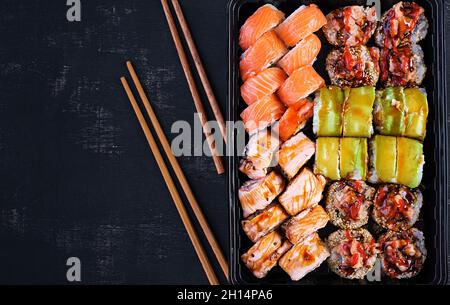 Ensemble de plats asiatiques.Sushi, petits pains sur fond noir.vue du dessus Banque D'Images