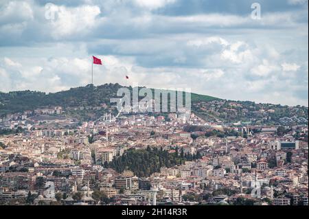 drapeau turc sur une haute colline à istanbul.Côte de la baie de la Corne d'Or avec maisons et drapeau turc. Vue de la mer de marmara Banque D'Images