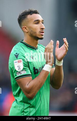 Jacob Brown, de stoke City, applaudit les fans après le match du championnat Sky Bet à Bramall Lane, Sheffield.Date de la photo: Samedi 16 octobre 2021. Banque D'Images