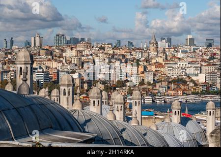 Vue depuis la mosquée Suleymaniye jusqu'au quartier de Galata et à la tour de Galata.Paysage urbain avec tour de Galata.Ancienne tour de Galata, partie historique d'Istanbul à Beyogl Banque D'Images