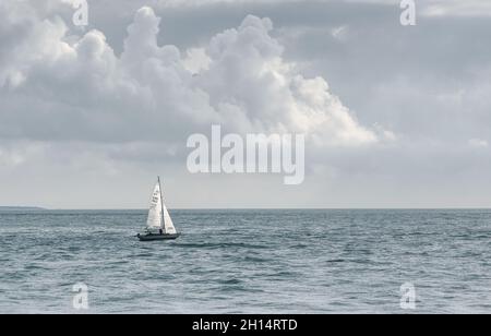 Bateau folklorique sortant du port de Chichester Banque D'Images