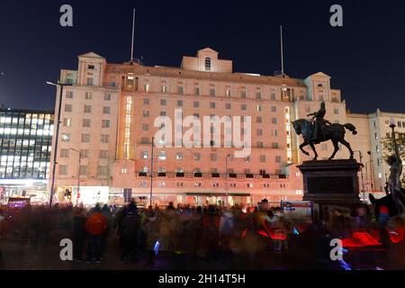 Le Queens Hotel sur la place de Leeds City Square pendant la nuit lumière 2021 Banque D'Images