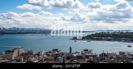 ISTANBUL, TURQUIE - 12 octobre 2021 : vue sur la ville d'Istanbul depuis la tour de Galata en Turquie.Baie de la Corne d'Or d'Istanbul et vue sur la mosquée avec Sultanahmet d Banque D'Images