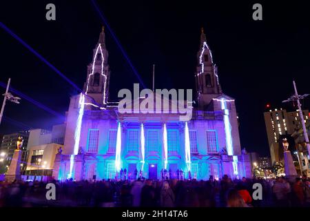 Salle civique de Leeds pendant la nuit lumière 2021. Banque D'Images