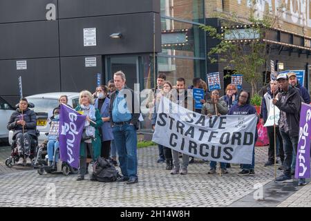 Londres, Royaume-Uni.16 octobre 2021.North & East London Equity a organisé un rassemblement avant de marcher de Theatre Square Stratford à Stratford Old Town Hall, demandant au conseil de Newham de continuer à soutenir la région de Stratford Circus en tant que zone artistique sur mesure et centre culturel professionnel, en plus des services artistiques proposés aux jeunes.Paul Hedley se tient et écoute (chemise bleue, au centre.)Peter Marshall/Alay Live News Banque D'Images