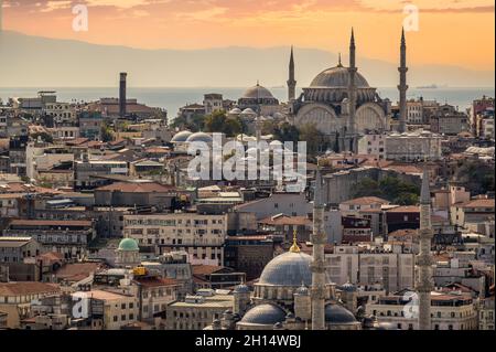 ISTANBUL, TURQUIE - 12 octobre 2021 : vue sur la ville d'Istanbul sur la mosquée avec quartier de Sultanahmet contre le coucher du soleil et les nuages.Coucher de soleil à Istanbul, Turquie Banque D'Images
