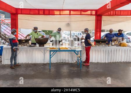 Préparer un plat sucré (Jalebi) et salé (ganthiya) pendant les célébrations de Dussehra à Gandhinagar, Gujarat, Inde Banque D'Images