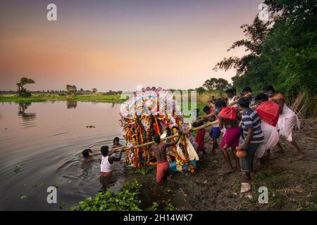 KOLKATA, BENGALE-OCCIDENTAL, INDE - 15 OCTOBRE 2021 : l'idole de la déesse Durga est immergée dans le Saint-Gange.Célébré par les Hindous comme 'vijaya dashami', Banque D'Images