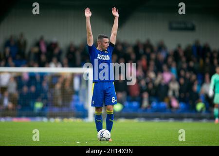 LONDRES, ROYAUME-UNI.16 OCTOBRE Anthony Hartigan, de l'AFC Wimbledon, contrôle le ballon lors du match Sky Bet League 1 entre l'AFC Wimbledon et Sheffield mercredi au stade de Pught Lane, à Londres, le samedi 16 octobre 2021.(Credit: Federico Maranesi | MI News) Credit: MI News & Sport /Alay Live News Banque D'Images