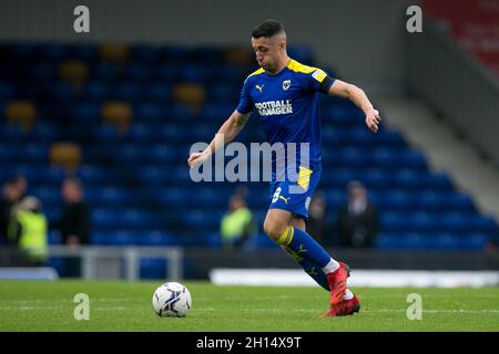 LONDRES, ROYAUME-UNI.16 OCTOBRE Anthony Hartigan, de l'AFC Wimbledon, contrôle le ballon lors du match Sky Bet League 1 entre l'AFC Wimbledon et Sheffield mercredi au stade de Pught Lane, à Londres, le samedi 16 octobre 2021.(Credit: Federico Maranesi | MI News) Credit: MI News & Sport /Alay Live News Banque D'Images