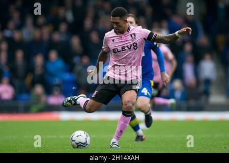 LONDRES, ROYAUME-UNI.16 OCTOBRE Liam Palmer de Sheffield mercredi contrôle le ballon lors du match de la Sky Bet League 1 entre AFC Wimbledon et Sheffield mercredi au stade de Pught Lane à Londres le samedi 16 octobre 2021.(Credit: Federico Maranesi | MI News) Credit: MI News & Sport /Alay Live News Banque D'Images