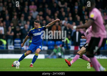 LONDRES, ROYAUME-UNI.16 OCTOBRE Anthony Hartigan, de l'AFC Wimbledon, contrôle le ballon lors du match Sky Bet League 1 entre l'AFC Wimbledon et Sheffield mercredi au stade de Pught Lane, à Londres, le samedi 16 octobre 2021.(Credit: Federico Maranesi | MI News) Credit: MI News & Sport /Alay Live News Banque D'Images