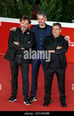 Rome, Italie.15 octobre 2021.Le casting du film Mediterraneo - le droit de la mer, marchez le tapis rouge au Festival du film de Rome.De gauche Oscar Camp, fondateur d'Open Arms, Marcel Barrena le réalisateur espagnol, et acteur Eduard Fernandez.(Photo de Gennaro Leonardi/Pacific Press/Sipa USA) crédit: SIPA USA/Alay Live News Banque D'Images