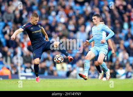 Johann Berg Gudmundsson (à gauche) de Burnley et Phil Foden de Manchester City se battent pour le ballon lors du match de la Premier League au Etihad Stadium, Manchester.Date de la photo: Samedi 16 octobre 2021. Banque D'Images